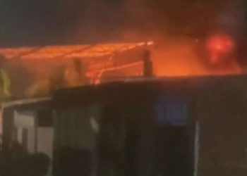 Fogo atinge galpão de recicláveis e assusta moradores na zona leste de Manaus