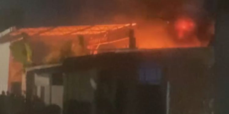 Fogo atinge galpão de recicláveis e assusta moradores na zona leste de Manaus