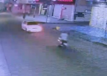 Vídeo mostra motociclista 'voando' após colid1r frontalmente contra carro no Manoa