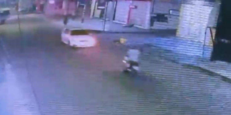 Vídeo mostra motociclista 'voando' após colid1r frontalmente contra carro no Manoa