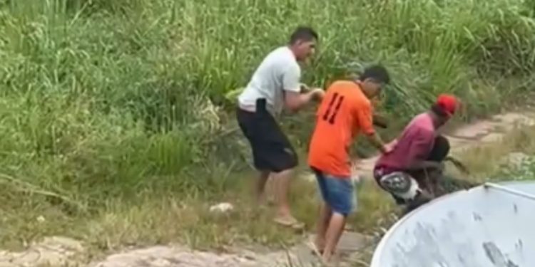 'É ladrão': vídeo mostra homem acusado de furt0s em Maués levando paul4d4s