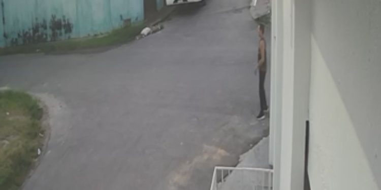 Vídeo: Sargento da PM é ass4ltado por crimin0s0s em motos na zona norte de Manaus