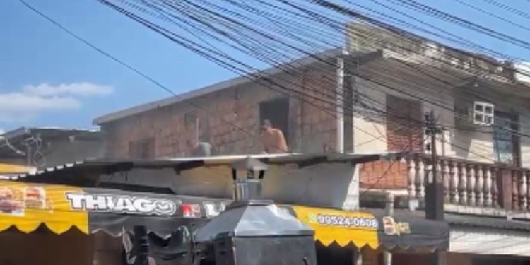 Morador do bairro Compensa perde tudo após ter casa tomada pelo fogo