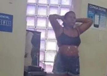 Depois de dias sem água, mulher toma banho em bebedouro de agência de saneamento: 'vim onde tem'