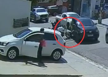 Motorista de Fiat Mobi foge após derrubar moto estacionada no Vieiralves