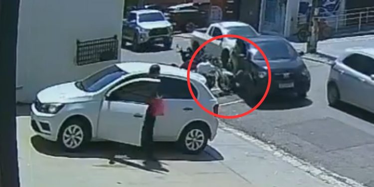 Motorista de Fiat Mobi foge após derrubar moto estacionada no Vieiralves