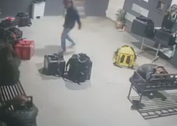 Vídeo: Entregadores são rendidos durante assalto a temakeria na zona leste de Manaus