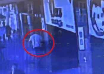 'Me olhou no box do banheiro': maromba dá socos em homem dentro de shopping; veja o vídeo