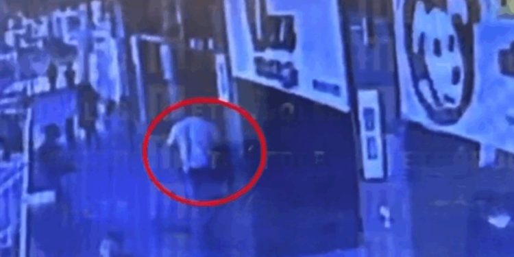 'Me olhou no box do banheiro': maromba dá socos em homem dentro de shopping; veja o vídeo