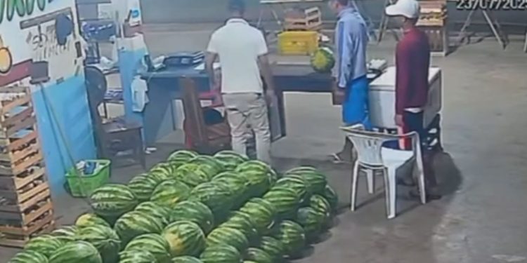 Vídeo mostra dupla tentando ass4ltar hortifrúti em Itacoatiara se passando por clientes