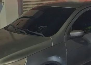 Moradores estranham carro ligado por horas e acham mulher sem vida no Parque 10