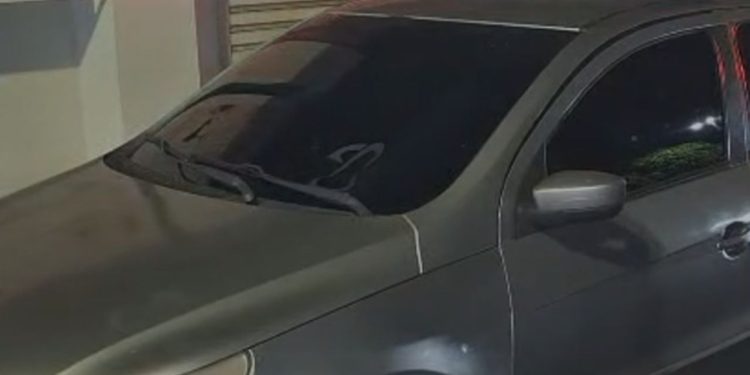 Moradores estranham carro ligado por horas e acham mulher sem vida no Parque 10