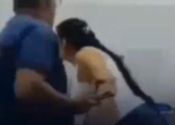 Por causa de pagamento do Bolsa Família, mulher at4ca servidores da prefeitura; veja o vídeo