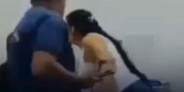 Por causa de pagamento do Bolsa Família, mulher at4ca servidores da prefeitura; veja o vídeo