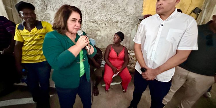 A pré-candidata ao governo e o vereador estiverem reunidos com um grupo de trabalhadores. Foto: Assessoria MC