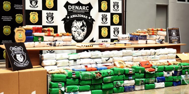 No local onde as drogas foram apreendidas, também foram encontrados 70 galos. Foto: Lyandra Peres/PC-AM