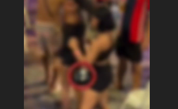 As adolescentes vestem microvestidos e aparecem dançando e ingerindo bebidas alcoólicas. Foto: Reprodução