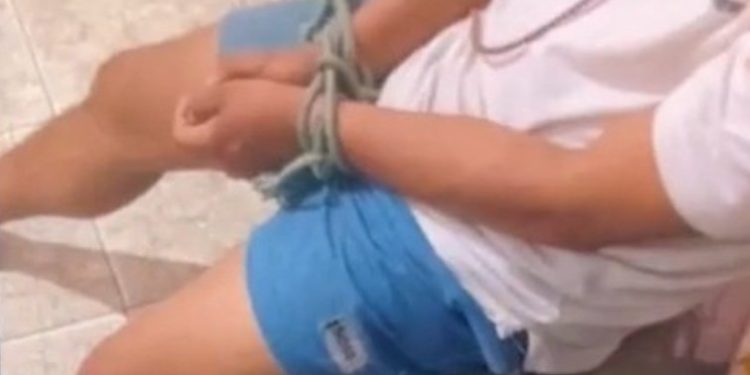 O homem já estava amarrado. Foto: Reprodução