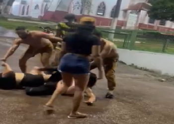 As duas se enrolaram na rua molhada. Foto: Reprodução