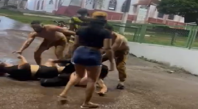 As duas se enrolaram na rua molhada. Foto: Reprodução