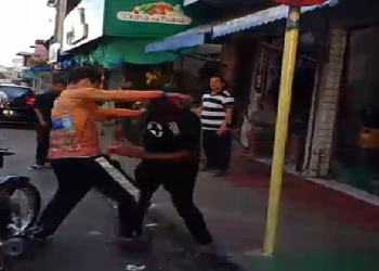 Nas imagens, os dois homens se envolvem em empurrões e troca de socos enquanto discutem a dívida. Foto: Divulgação