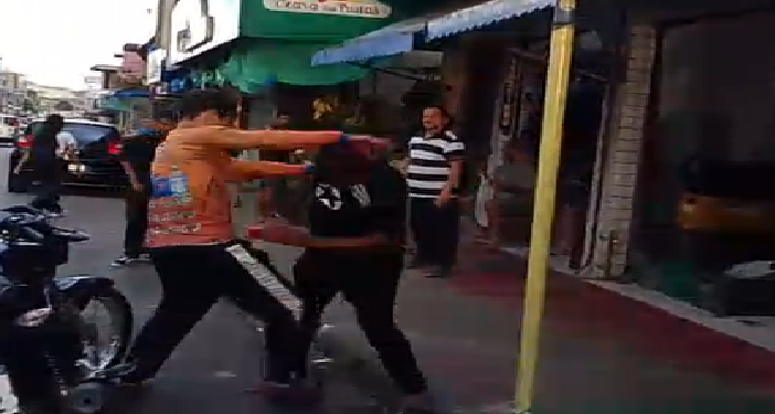 Nas imagens, os dois homens se envolvem em empurrões e troca de socos enquanto discutem a dívida. Foto: Divulgação