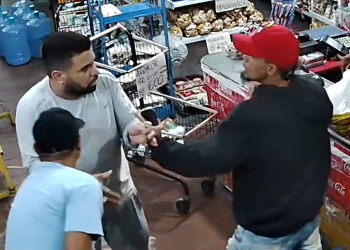 Um dos assaltantes foi baleado e, após cair da moto, foi espancado por moradores revoltados até a chegada da Polícia Militar. Foto: Reprodução