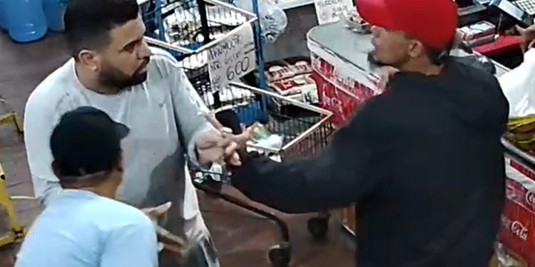 Um dos assaltantes foi baleado e, após cair da moto, foi espancado por moradores revoltados até a chegada da Polícia Militar. Foto: Reprodução