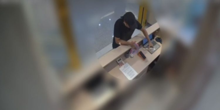 Furt0 em clínica: homem leva dois celulares e polícia pede ajuda para localizá-lo em Manaus; vídeo