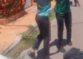 Vídeo mostra alunos trocando s0cos, puxõ3s de cabelo e x1ngament0s em Parintins: 'filho da p**'