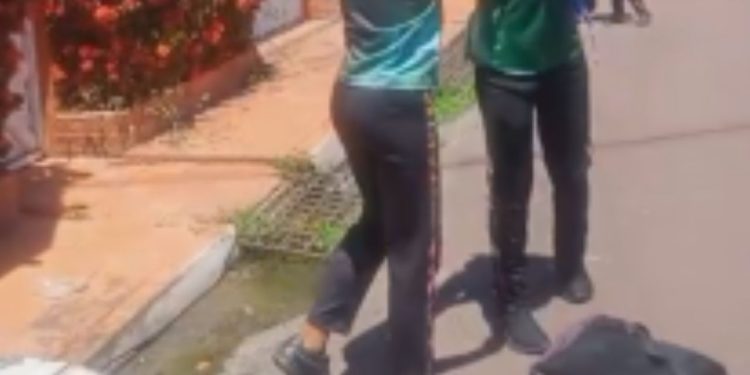 Vídeo mostra alunos trocando s0cos, puxõ3s de cabelo e x1ngament0s em Parintins: 'filho da p**'