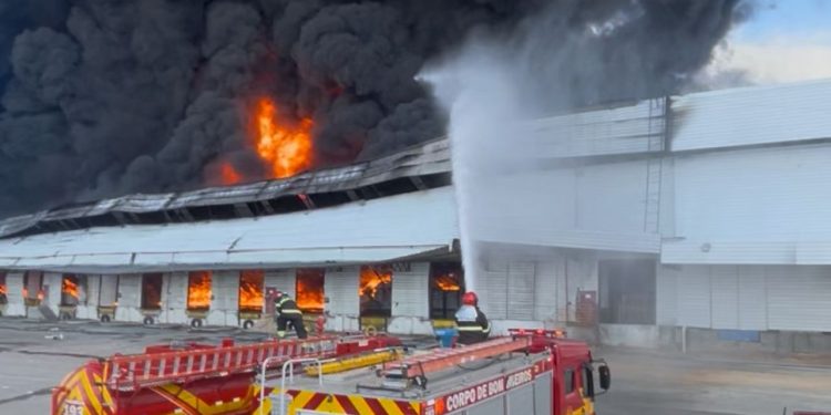 Incêndio em fábricas no Distrito Industrial é contido após mais de 24 horas, confirma bombeiros