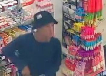 Polícia pede apoio para achar homem filmado assaltante drogaria de boné e camisa preta no Japiim