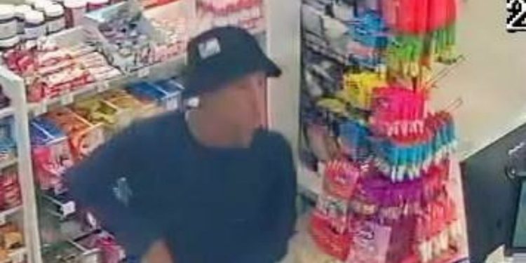 Polícia pede apoio para achar homem filmado assaltante drogaria de boné e camisa preta no Japiim