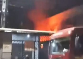 Vulgo 'Foguinho' faz jus ao nome e incendeia a própria casa em Manacapuru