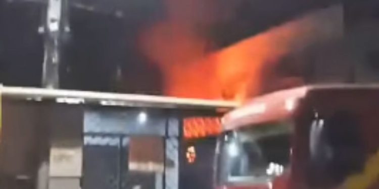 Vulgo 'Foguinho' faz jus ao nome e incendeia a própria casa em Manacapuru