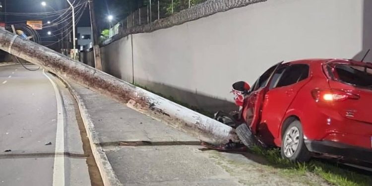 Acidente na madrugada deixa Avenida das Torres sem energia e trânsito parado