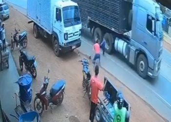 Vídeo mostra garotinho escapando por pouco de atr0pelament0 por caminhão