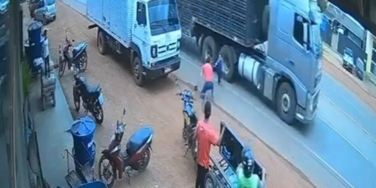 Vídeo mostra garotinho escapando por pouco de atr0pelament0 por caminhão