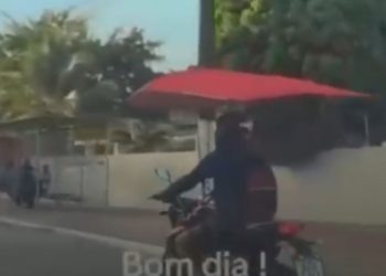 Vídeo: Com calor de 40 graus, motociclista improvisa e pilota de sombrinha na avenida São Jorge