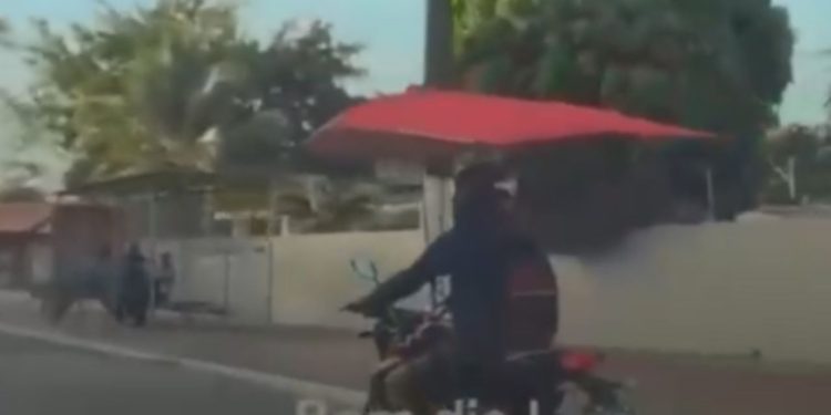 Vídeo: Com calor de 40 graus, motociclista improvisa e pilota de sombrinha na avenida São Jorge