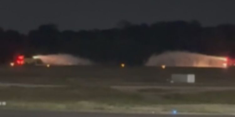 Vídeo: Avião de pequeno porte com problemas técnicos declara emergência e aterrissa em Manaus