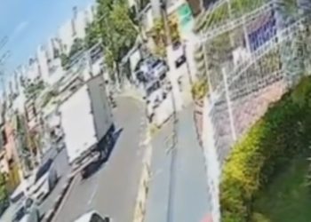 Vídeo mostra caminhão da Semulsp perdendo o controle e invadindo casa no São Jorge