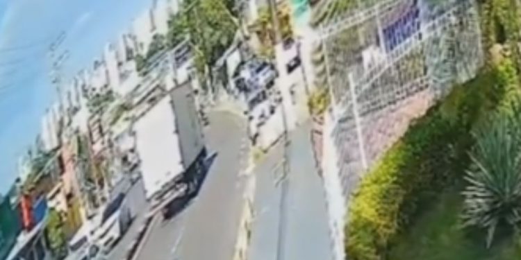 Vídeo mostra caminhão da Semulsp perdendo o controle e invadindo casa no São Jorge