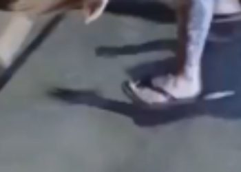 Vídeo: População do bairro Raiz decide faz 'justiça' e espanc4 suspeito de assalto até a m0rt3