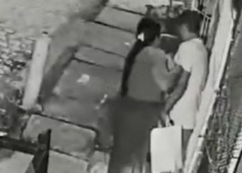 Vídeo mostra fio de energia caindo do poste e atingindo casal na frente de casa