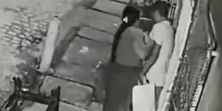 Vídeo mostra fio de energia caindo do poste e atingindo casal na frente de casa