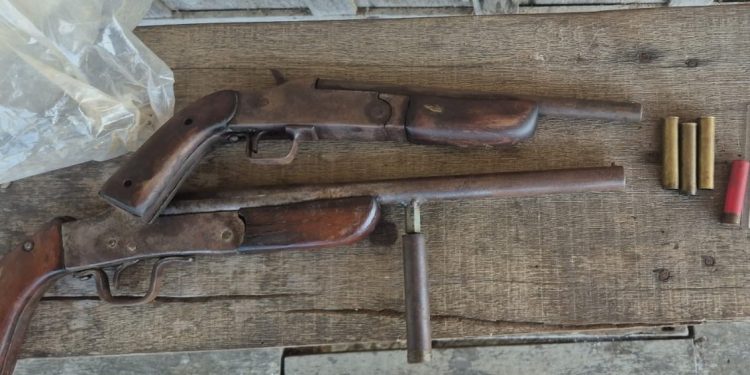 Outros dois homens foram autuados em flagrante por posse ilegal de arma de fogo. Foto: Divulgação/PC-AM