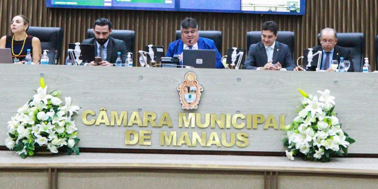 O primeiro projeto, deliberado sob o número 589/2025, dispõe sobre a promoção da alimentação adequada e saudável no ambiente escolar. Foto: Cleuton Silva e Eder França/Dicom