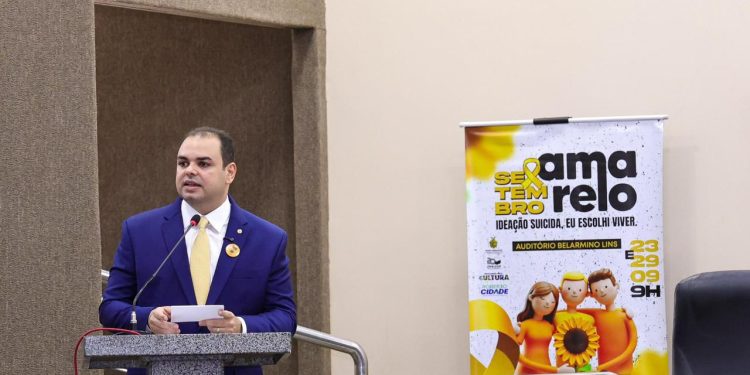 O presidente da Assembleia Legislativa do Amazonas (Aleam), Roberto Cidade, falou sobre o assunto para uma plateia formada por mais de 300 alunos de escolas públicas de Manaus. Foto: Herick Pereira